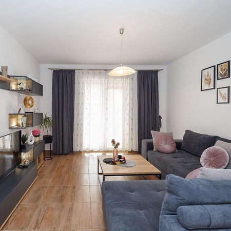 Spacious And Modern App With Big Terrace Малинська Екстер'єр фото