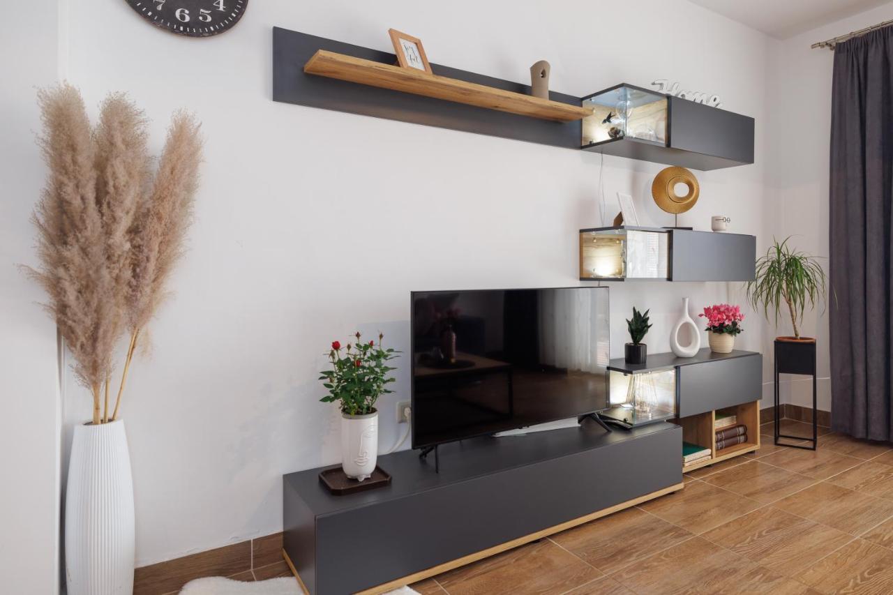 Spacious And Modern App With Big Terrace Малинська Екстер'єр фото